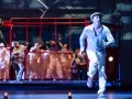 Scena z "Mistrz i Małgorzata" we Wrocławiu. Aktor w błękitnej koszuli i białych spodniach biegnie po scenie.