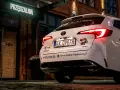 Białe auto z naklejką Bolt i Uber, gotowe do pracy. Kierowca liczy na dobre zarobki.