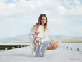 Dziewczyna z psem na pomoście, inspiracja jak znaleźć swój styl ubierania.