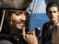 Jack Sparrow, z fajką i karabinem, uśmiecha się do Willa Turnera. Pewnie myśli o kolejnej butelce rumu.