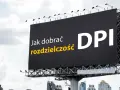 Jak dobrać rozdzielczość DPI do druku A4? Billboard z pytaniem o jakość wydruku.
