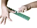 Händer som trycker på en grön gelremsa med bubblor, en rolig finger fidget.
