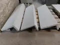 Gotowe elementy wykładziny na schody betonowe, ułożone na paletach. Nowoczesne i trwałe rozwiązanie.
