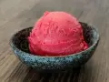 Ein Löffel cremiges Kirscheis, perfekt für alle, die Kirscheis selber machen wollen.