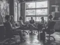Grupa osób dyskutuje w biurze. Widać tu intj osobowość, skupioną na analizie i planowaniu.