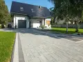 Ile kosztuje wybrukowanie podjazdu? Sprawdź szczegółowy kosztorys