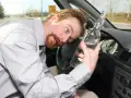 Po jakim czasie po piwie można prowadzić auto? Sprawdź!