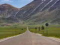Strade da moto perfette per un viaggio panoramico tra montagne verdi e campi fioriti. Un invito a esplorare paesaggi mozzafiato.