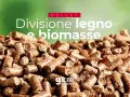 Un primo piano di pellet di legno, che mostra come è fatto questo combustibile ecologico.