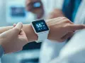 Smartwatch pokazuje 55 uderzeń na minutę. To świetny wynik, bo tętno spoczynkowe 40 to norma dla sportowców.