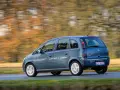 Blauer Opel Meriva A fährt durch eine herbstliche Landschaft. Bekannte Opel Meriva A Schwachstellen sind hier nicht sichtbar.