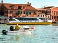 Jak dojechać z lotniska Treviso do Wenecji? Prom Alilaguna to świetna opcja. Widok na kanał i tradycyjną architekturę.