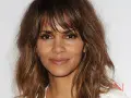 Halle Berry luce un corte shaggy pelo liso con capas que enmarcan su rostro, resaltando su mirada intensa.