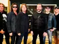 Les membres du groupe Europe posent ensemble, prêts à faire vibrer la scène.