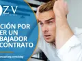 Hombre angustiado por una sanción por tener un trabajador sin contrato. Evita multas y problemas legales.