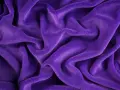 Tessuto di velluto a coste viola, morbido e drappeggiato. Scopri come lavare il velluto a coste per mantenerlo come nuovo.