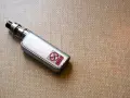 Un vape plateado con una pegatina que dice "I MISS FAGS VAPE SUCKS" y un símbolo de prohibido.