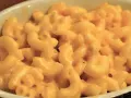 Pyszne, kremowe Mac and Cheese przepis na szybki obiad. Makaron w sosie serowym, idealny dla całej rodziny.
