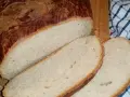 Chleb z sezamem, świeżo upieczony, z chrupiącą skórką i miękkim wnętrzem. Idealny na śniadanie.