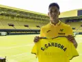 Sergi Cardona, jugador del Villarreal CF, posa con su camiseta amarilla en el estadio de la Cerámica.