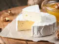 Ein cremiger Camembert mit Nüssen und Honig. Vorsicht bei Camembert in der Schwangerschaft.
