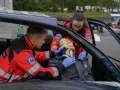 Ratownicy medyczni ćwiczą pomoc poszkodowanemu w wypadku samochodowym. To ważny krok, jak zostać ratownikiem medycznym.