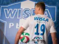 Krzysztof Kisiel, siatkarz Wisły Płock, z piłką w ręku.