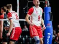 Emocje na meczu siatkówka Polska - Francja. Zawodnik w biało-czerwonej koszulce cieszy się z udanej akcji.