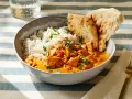 Pyszny butter chicken z ryżem i chlebkiem naan. Idealny przepis, jak zrobić butter chicken.