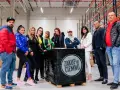 Uczestnicy "Zakup w ciemno" pozują przy palecie z czarną folią.