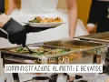 Chef serve cibo da un buffet. Scopri il corso SAB online gratuito per la somministrazione alimenti e bevande.