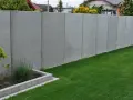 Betonowy mur wysoki na 2,2m. Unikaj najgorszych błędów przy zgłaszaniu budowy ogrodzenia powyżej 2,2 metra po nowym prawie.