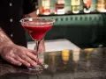 Margarita przepis: orzeźwiający, czerwony drink z solą na brzegu kieliszka, podawany przez barmana.