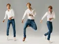 Uomo con camicia bianca e jeans blu, in diverse pose dinamiche. Il taglio tapered fit dei jeans valorizza la figura.