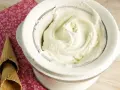 Frisch zubereitetes Fior di Latte Eis in einer Eismaschine, bereit für Waffeln.