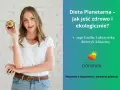 Uśmiechnięta dietetyczka Emilia Lubczyńska prezentuje awokado, symbol zdrowej i ekologicznej diety planetarnej.