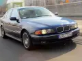 Niebieskie BMW serii 5 (E39) z silnikiem m52b20 jedzie po moście.