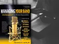 Buch "Managing Your Band" zeigt, wie man als band manager erfolgreich wird. Mit Mikrofon und Notizen.