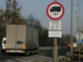 Znak zakazu wjazdu dla ciężarówek powyżej 18t w określonych godzinach. Czy ciężarówki mogą jeździć w niedzielę? Ten znak wyjaśnia ograniczenia.