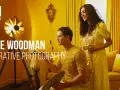 Un homme peint sur une toile, une femme le regarde avec une tasse. Ce reportage photo explore la narration visuelle.