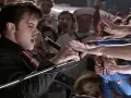 Elvis Presley, der Film: Ein junger Elvis singt mit Leidenschaft ins Mikrofon, umringt von jubelnden Fans.