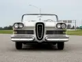 Klasyczne auto na e, biały kabriolet Edsel z charakterystycznym grillem, stoi na drodze.