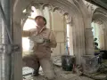 Un maçon restaure la voûte de la cathédrale de Nantes, un chantier qui suit l'incendie.