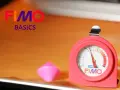 Termometro per forno per fimo, accanto a un pezzo di pasta modellabile rosa.