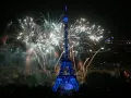 Espectacular espectáculo de fuegos artificiales ilumina la Torre Eiffel en París, celebrando el año nuevo en Francia.