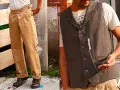 Uomo con gilet a quadri, camicia bianca e pantaloni beige, un look che ricorda come si vestivano gli uomini negli anni 50.