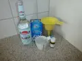 Zutaten für Ouzo selber machen: Klarer Schnaps, Kandiszucker, ein Trichter und eine Pipette.
