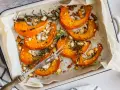 Calabaza asada con queso feta y romero, lista para servir. Una idea deliciosa para tus recetas con calabaza.