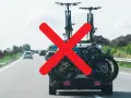 Auto con biciclette sul portapacchi posteriore, una sporgenza longitudinale che supera i limiti consentiti.