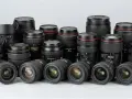 Collection d'objectifs d'appareil photo, certains avec des pare-soleil, alignés sur un fond gris. Chaque **œil appareil photo** est prêt à capturer le monde.